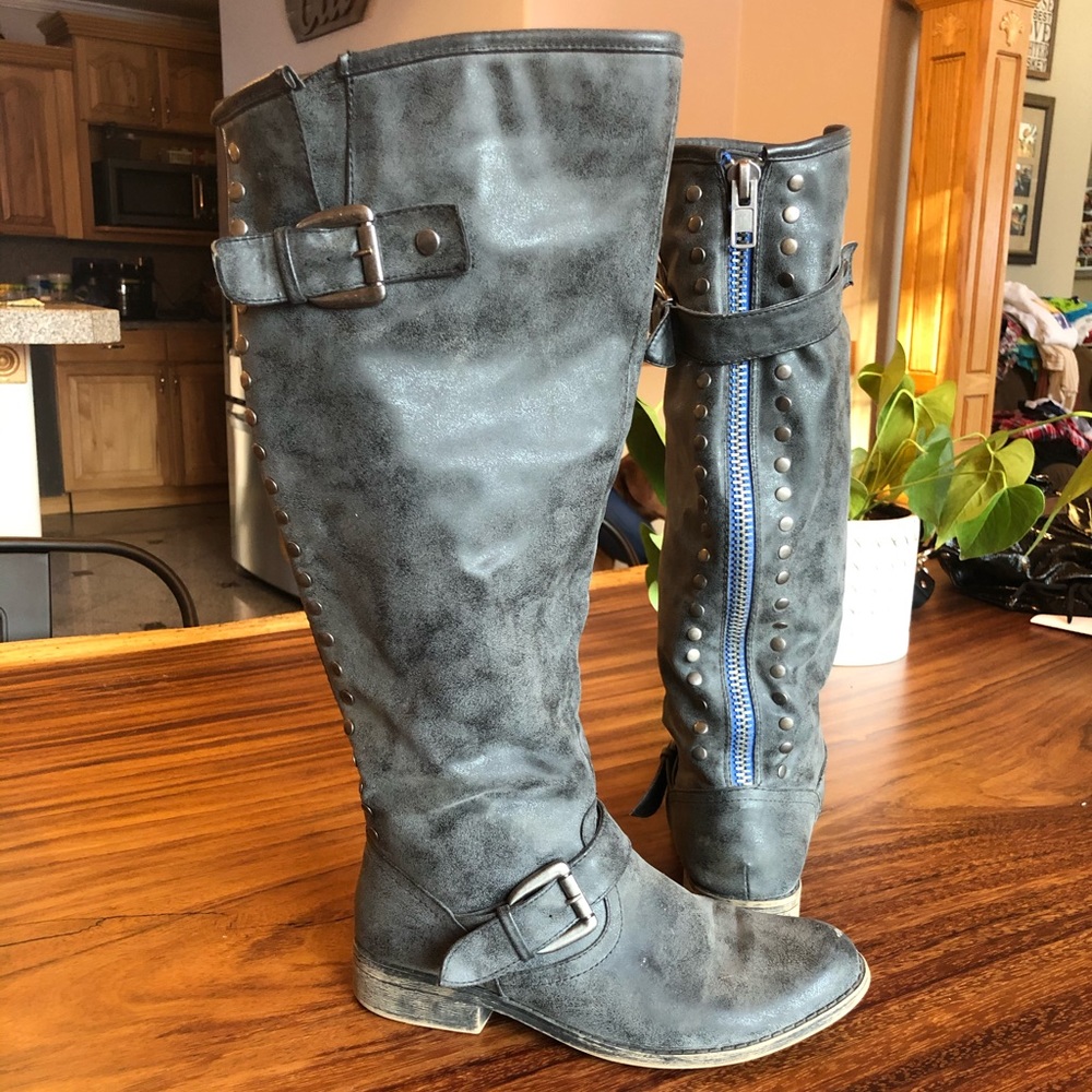 Tall boot with zipper